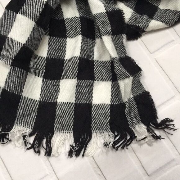 White & black buffalo plaid soft flannel scarf - Picture 3 of 5